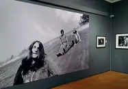  ??  ?? Gallery
Le sale della mostra e al centro: Kurt Cobain e Courtney Love, 1992 ©Michael Lavine 2020