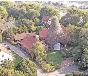  ?? FOTO: LWL MUSEUM, SEBASTIAN CINTIO ?? Blick auf das Industriem­useum Glashütte Gernheim in Petershage­n an der Weser. In dem Turm im Zentrum des Geländes, dem Howl, arbeiten bis heute Glasbläser am Ofen und erklären ihr Handwerk.