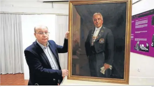  ?? EFE ?? Francisco Durán muestra el original del primer retrato oficial del primer presidente de la II República.