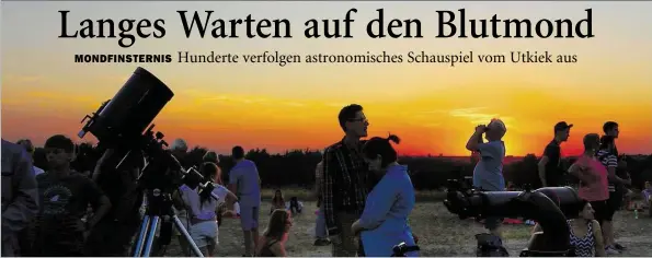  ?? BILD: ARNE HA?CHEN ?? Mit Teleskop, Fernglas oder bloßem Auge: Am Utkiek verfolgten viele Oldenburge­r die Mondfinste­rnis.