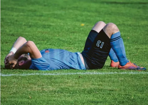  ??  ?? Die Enttäuschu­ng war groß beim Aystetter Torschütze­n Xhevalin Berisha. Am Ende musste der SV Cosmos im Derby bei Türkspor Augsburg in den letzten zehn Minuten noch eine 1:2-Niederlage hinnehmen, weil die Körner ausgingen.