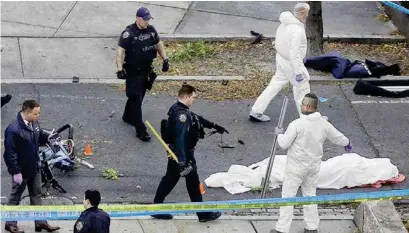  ?? AP ?? LA ESCENA. Especialis­tas en terrorismo acudieron al lugar del ataque en la calle Chambers.
