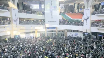  ?? AP African News Agency (ANA) ?? FANS await the arrival of the Springbok rugby team from Japan at OR Tambo Airport in Johannesbu­rg . South Africa beat England 32-12 in the final. | JEROME DELAY