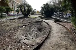  ??  ?? Les lamelles de métal délimitero­nt les allées du jardin.(Photo
J.-F. Ottonello)