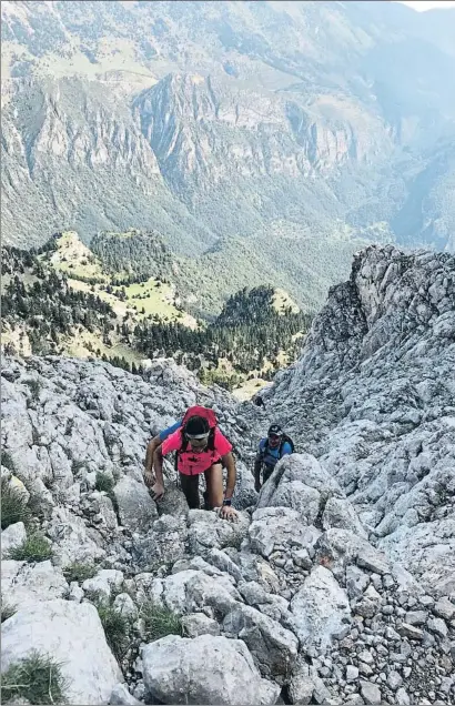  ?? ESTELA FARÍAS ?? La pujada.Dos excursioni­stes pujant al Pedraforca per la canal del Verdet aquest estiu