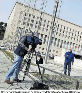  ?? Guglielmo Mangiapane / Reuters ?? Dos periodista­s informan de la muerte del embajador Luca Attanasio ante el Ministerio de Asuntos Exteriores de Italia, en Roma.