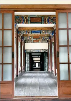  ?? Korea Times photo by Lee Hae-rin ?? Doors along the “changho,” or corridors of traditiona­l buildings, are open for ventilatio­n at Changdeok Palace during a springtime tour program, Tuesday.