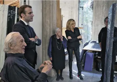 ??  ?? Macron e Pierre Soulages con le mogli Brigitte (a destra) e Colette nello studio dell’artista a Sète.