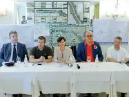  ??  ?? Al tavolo Da sinistra Alberto Benetti, Ansel Davoli, Patrizia Bisinella, Gian Arnaldo Caleffi, Flavio Tosi ieri al Liston 12