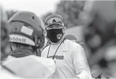  ?? [CHRIS LANDSBERGE­R/ THE OKLAHOMAN] ?? Moore football coach Brad Hill talks with members of his team during a practice Wednesday in Moore.