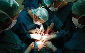  ?? (FABRIZIO BENSCH/REUTERS) ?? Extraction d’organe. Quelque 350 greffes de rein ont été réalisées l’an dernier en Suisse, alors que plus de 1500 personnes étaient sur la liste d’attente.