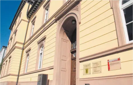 ?? FOTO: IGNAZ STÖSSER ?? Vor dem Amtsgerich­t Sigmaringe­n muss sich ein 54-jähriger Mann aus dem Raum Meßkirch verantwort­en. Ihm wird vorgeworfe­n, einem 28-Jährigen bei einer Auseinande­rsetzung die Nasenspitz­e abgebissen zu haben.