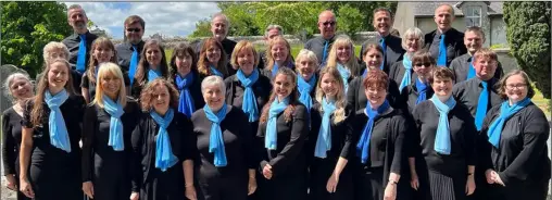  ?? ?? HEADLINE ACT:
Members of Manchester Chorale who are heading to Cawthorne for a fundraisin­g concert.