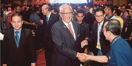  ?? BERNAMA PIC ?? Deputy Human Resources Minister Datuk Mahfuz Omar greeting participan­ts of the Conference on Occupation­al Safety and Health 2018 in Putrajaya yesterday.