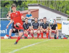  ?? FOTO: ALEXANDER HOTH ?? Claudio Hirscher (vorne) und der VfL Brochenzel­l können am Pfingstsam­stag schon Meister werden.