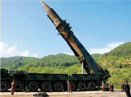  ?? JAIMAGENS|FOTÓGRAFO ?? Líder norte-coreano (à direita) supervisio­nou o ensaio do Hwasong-14 que alcançou uma altura de 2.802 quilómetro­s