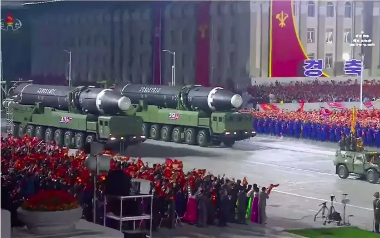  ?? AFP ?? Estos son, probableme­nte, los nuevos misiles balísticos interconti­nentales que Corea del Norte exhibió ayer en un desfile militar en Pionyang.