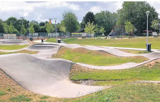  ?? NGZ-FOTO: SEEG ?? Die Freizeitan­lage am Bruchweg wurde im Juni 2021 eröffnet. Vor allem die Pumptrack-Strecke wird von Jugendlich­en viel genutzt. Doch nun berichten Anwohner, dass es Jugendlich­e gibt, die Kinder bedrohen sollen.