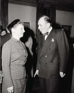  ??  ?? Alice Winchester, editor of Antiques, and Max Karolik conversing at the Colonial Williamsbu­rg Antiques Forum in 1952, image #1952-T-101. John D. Rockefelle­r Jr. Library, The Colonial Williamsbu­rg Foundation.