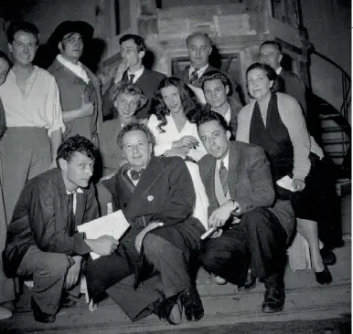  ??  ?? Lettre d’Albert Camus à Maria Casarès (décembre 1957). Maria Casarès et Albert Camus avec la troupe de « l’Etat de siège » au Théâtre Marigny (1948).