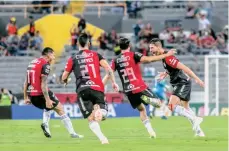  ?? /IMAGO7 ?? Omar González (der.) y sus compañeros rojinegros celebran el 4-3 de oro en los instantes finales.