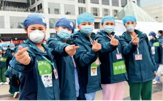  ??  ?? 9 de marzo de 2020. El Hospital Temporal Jianghan, acondicion­ado en el Centro Internacio­nal de Convencion­es y Exposicion­es de Wuhan, es cerrado luego de que los últimos 34 pacientes fueran dados de alta. La imagen muestra al personal médico en la ceremonia de despedida.