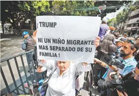  ?? OMAR FRANCO ?? v El virtual presidente electo recibió a la delegación de EU en la casa de transición; abajo, protesta al exterior contra la política migratoria de Trump.