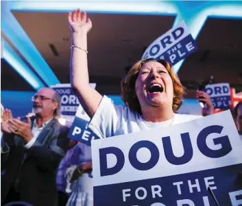 ?? PHOTO REUTERS ?? Des partisans du chef du Parti progressis­te-conservate­ur, Doug Ford, ont chaudement applaudi à la suite de l’annonce de la victoire, hier, à Toronto, en Ontario.
