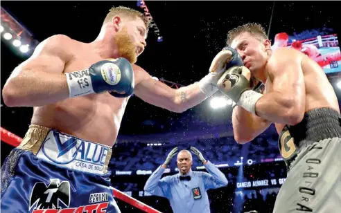  ?? AP ?? Saúl -Canelo-Álvarez propina un izquierdaz­o al rostro de Gennady Golovkin en su pasado combate en Las Vegas.