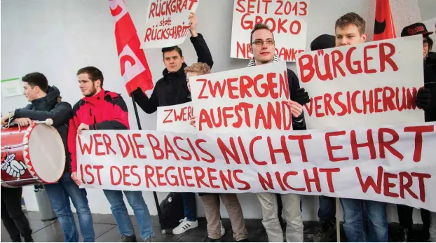  ?? Foto: dpa/Rolf Vennenbern­d ?? Die Jusos – hier in Düsseldorf – geben alles, um eine neue Große Koalition zu verhindern.