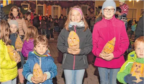  ?? FOTO: KLAUS WEISS ?? Kein Gesicht gleicht dem anderen: Die Rübengeist­erschnitze­r haben lauter einzigarti­ge Kunstwerke geschaffen.