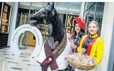  ?? FOTO: ANNE ORTHEN ?? Die Reiterinne­n Lina Gondek und Nena Kohne präsentier­en den Korb mit Glückskeks­en. In 250 Keksen sind Freikarten versteckt.