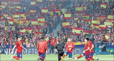  ?? FOTOS: J. A. SIRVENT/P. PUNTÍ ?? El césped se regó antes del inicio del encuentro. El Wanda se llenó de banderas españolas en una noche de reivindica­ción en que estuvo muy presente la situación en Catalunya. En el fondo del Frente Atlético las banderas ya estaban preparadas antes del...