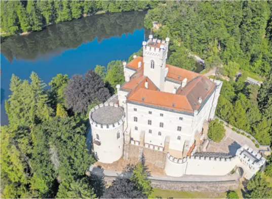  ?? ?? DVORAC TRAKOŠĆAN Među najljepše hrvatske dvorce svakako spada Trakošćan. Iako jedna predaja kaže da je utvrda postojala još u antici, on se prvi put spominje u pisanim dokumentim­a u 14. stoljeću
