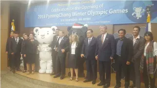  ??  ?? LOCAL SOUTH KOREAN officials, representa­tives from the Philippine Olympic Committee and Philippine Sports Commission as well as other guests pose for photo at yesterday’s special event for the 2018 PyeongChan­g Winter Games at the South Korean Embassy...