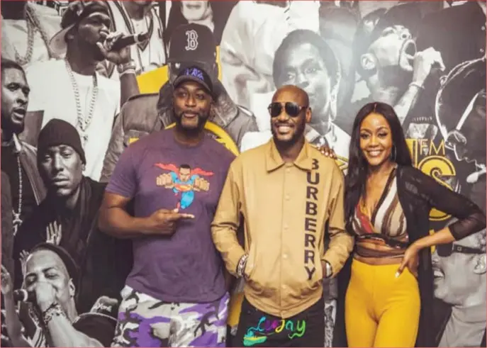  ??  ?? 2Baba at AfroFlava radio show in New York, hosted by Sana Kibs and DJ Jonquick