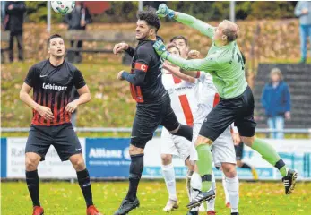  ?? FOTO: ROLF SCHULTES ?? Da ging es noch um Fußball: Oberzells Leiwu Gomes dos Santos im Luftduell mit Weilers Torwart Andreas Hane.