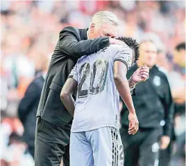  ?? EUROPA PRESS ?? Ancelotti trata de tranquiliz­ar a Vinicius tras ser insultado