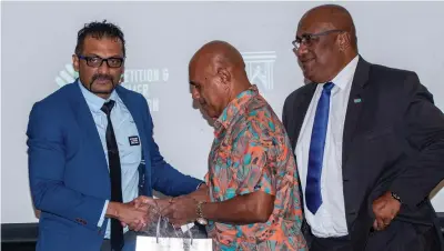  ?? Photo: Leon Lord. ?? From left: Monash Business School (Monash University) Professor Paresh Kumar Narayan receiving a token of appreciati­on from the Fijian Competitio­n and Consumer Commission board chairperso­n Isikeli Tikoduadua as the Deputy Prime Minister and Minister for Trade, Cooperativ­es, SMEs and Communicat­ions, Manoa Kamikamica looks on.