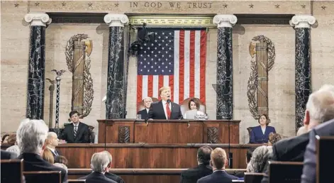  ??  ?? El Presidente Trump durante su discurso anual del Estado de la Unión, el martes, en el Capitolio.