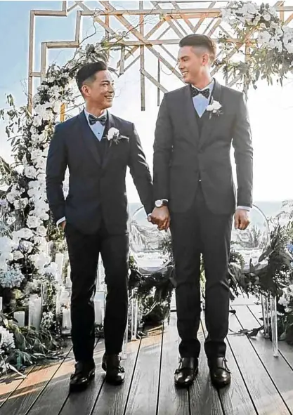  ??  ?? Francis Libiran (left) and Christian Mark Jacobs after exchanging vows in Boracay