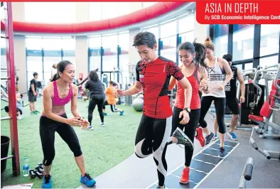  ??  ?? A trainer puts members through their paces at a Fitness First branch in Bangkok.