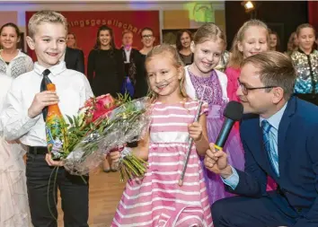  ?? Fotos: Carlos Arguete, Fotografie Weiß ?? Sie regieren in der Jubiläumss­aison in Griesbecke­rzell (von links) Prinzessin Lea Schrupp und Prinz Matthias Naßl (oben). Im Jahr des 60. Geburtstag­es gibt es bei „Zell ohne See“auch ein Kinderprin­zenpaar (von links): Alexander Mahl und Paulina Hoier mit Präsident Norbert Bachmann.