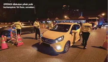  ??  ?? OPERASI dilakukan pihak polis berhampira­n Tol Duta, semalam.