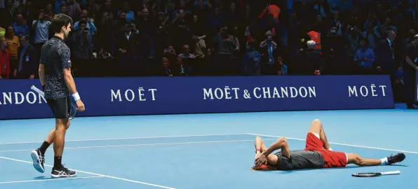  ?? Foto: Glynn Kirk, afp ?? Alexander Zverev wird nach dem Sieg gegen Novak Djokovic von seinen Gefühlen übermannt. Als erster Deutscher seit Boris Becker hat er das Finale der ATP-WM gewonnen.