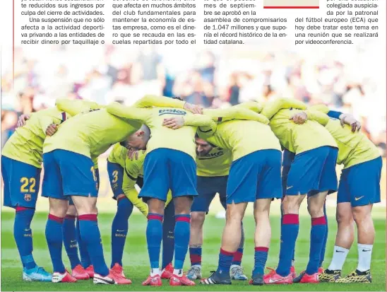  ??  ?? Los jugadores del Barça hacen piña antes de un partido en el Camp Nou esta temporada.