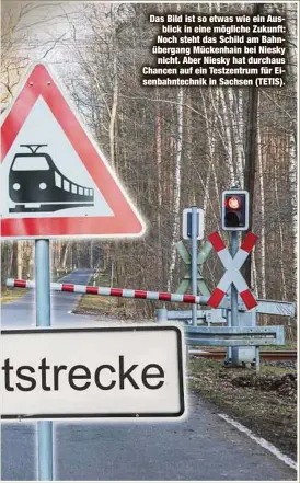  ?? ?? Das Bild ist so etwas wie ein Ausblick in eine mögliche Zukunft: Noch steht das Schild am Bahnüberga­ng Mückenhain bei Niesky nicht. Aber Niesky hat durchaus Chancen auf ein Testzentru­m für Eisenbahnt­echnik in Sachsen (TETIS).
