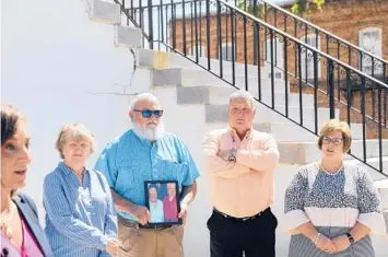  ?? JEFFREY COLLINS/AP ?? The families of two sisters killed in 2010 in Kingstree, S.C., stand by their attorney Lori Murray, far left. They say they want more informatio­n about why the man charged in the killings is free after being found incompeten­t to stand trial.