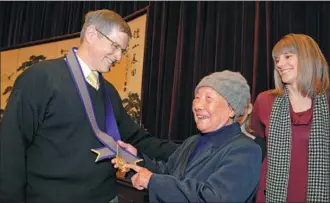  ?? CUI XIAO / FOR CHINA DAILY ?? Stephen Brady, a family member of Richard Freeman Brady, a US doctor who risked his life to save locals from Japanese troops during the Nanjing Massacre, meets Xia Shuqin, a massacre survivor, in Nanjing on Monday. Six foreigners, including Richard...