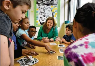  ?? HYOSUB SHIN / HSHIN@AJC.COM ?? Principal Audrey Sofianos interacts with third-graders Friday at Morningsid­e Elementary School. As a school principal, Sofianos has spent years being pulled in different directions. Atlanta Public Schools has hired “school business managers” to handle the business matters.